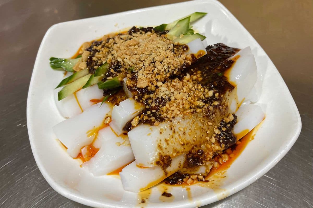 A1. Spicy Clear Noodles in Chili Sauce (川北凉粉)