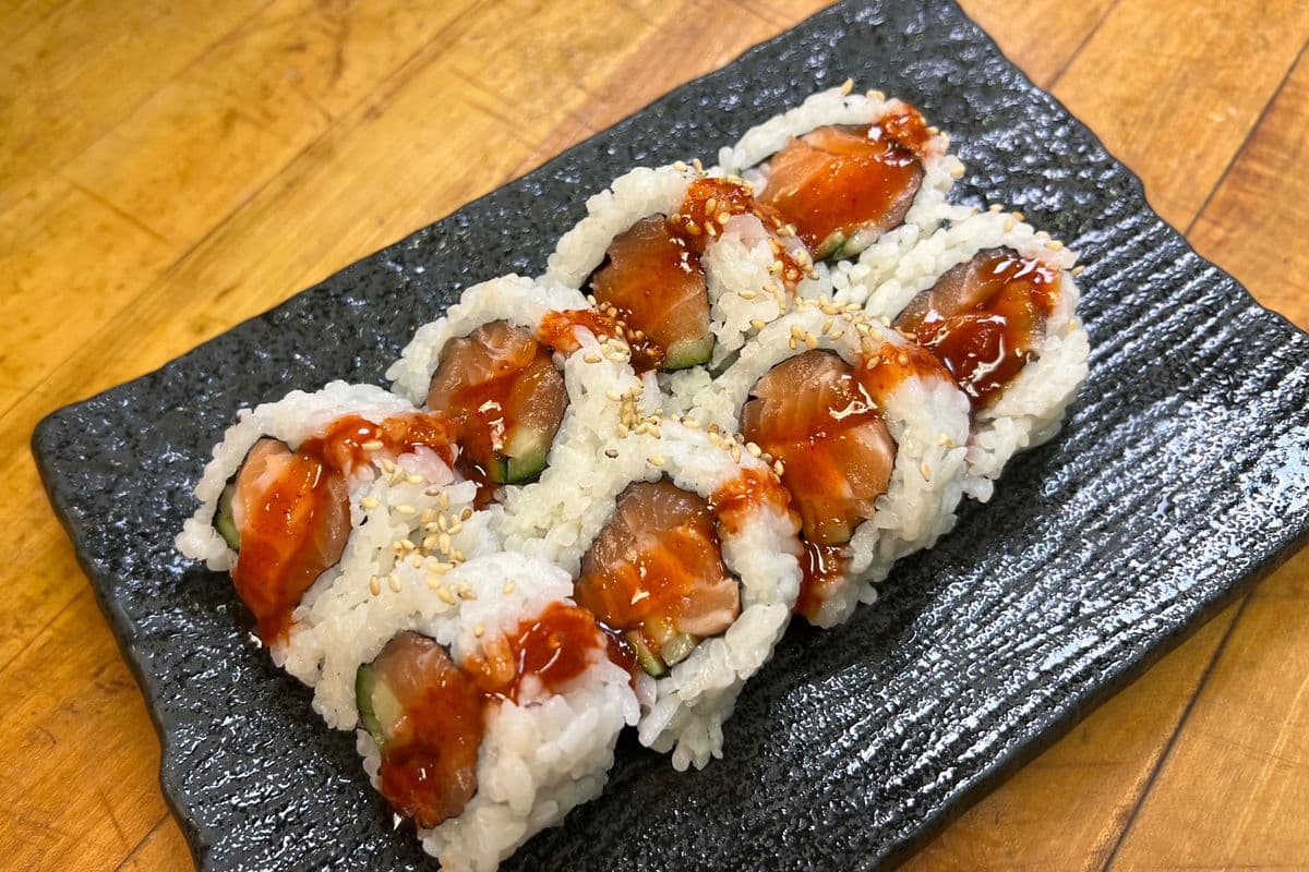 Spicy Salmon Roll (8pcs)