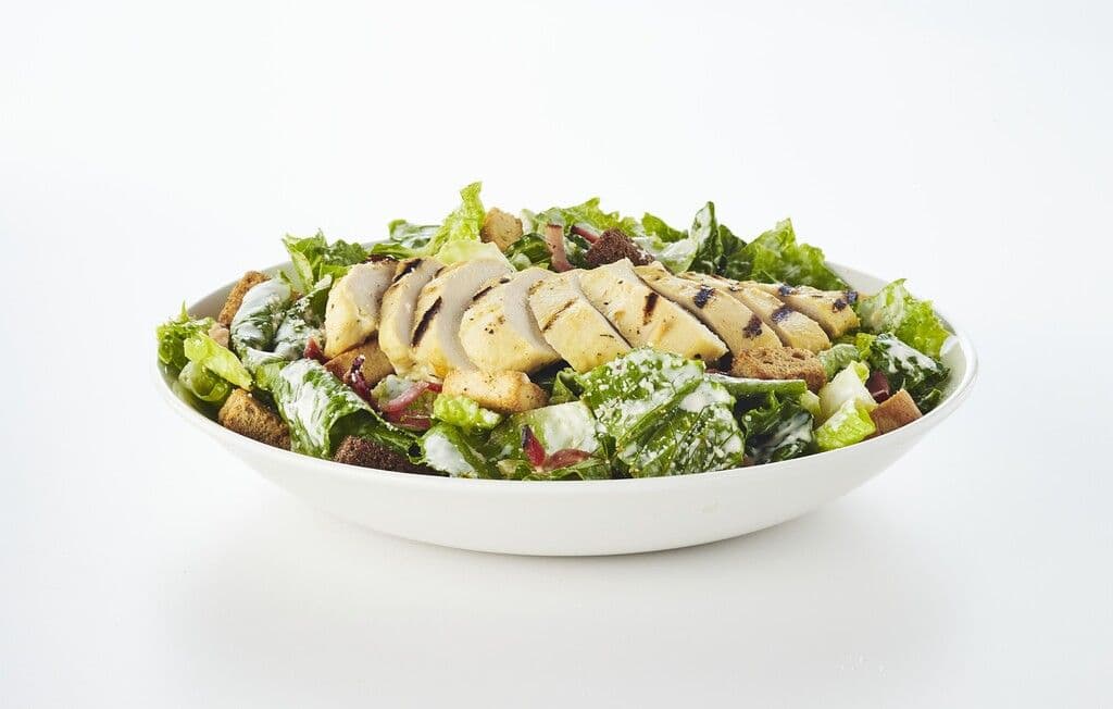 Repas salade César au poulet grillé / Caesar salad meal with grilled chicken