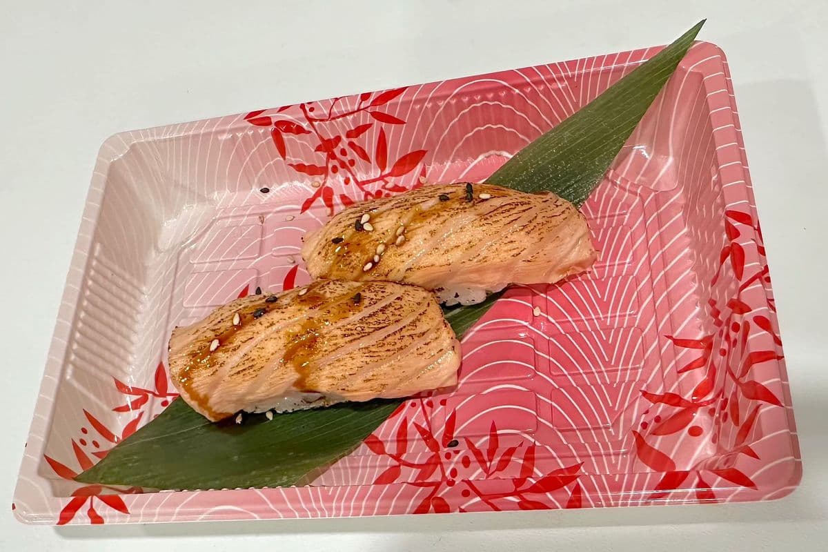 Torched Salmon Sushi (2 pcs)