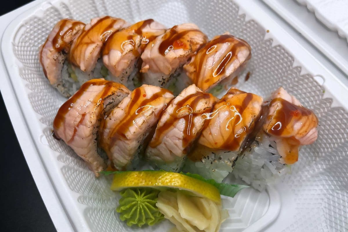 Cloud Roll (Torched Salmon On Top) (10 pcs)