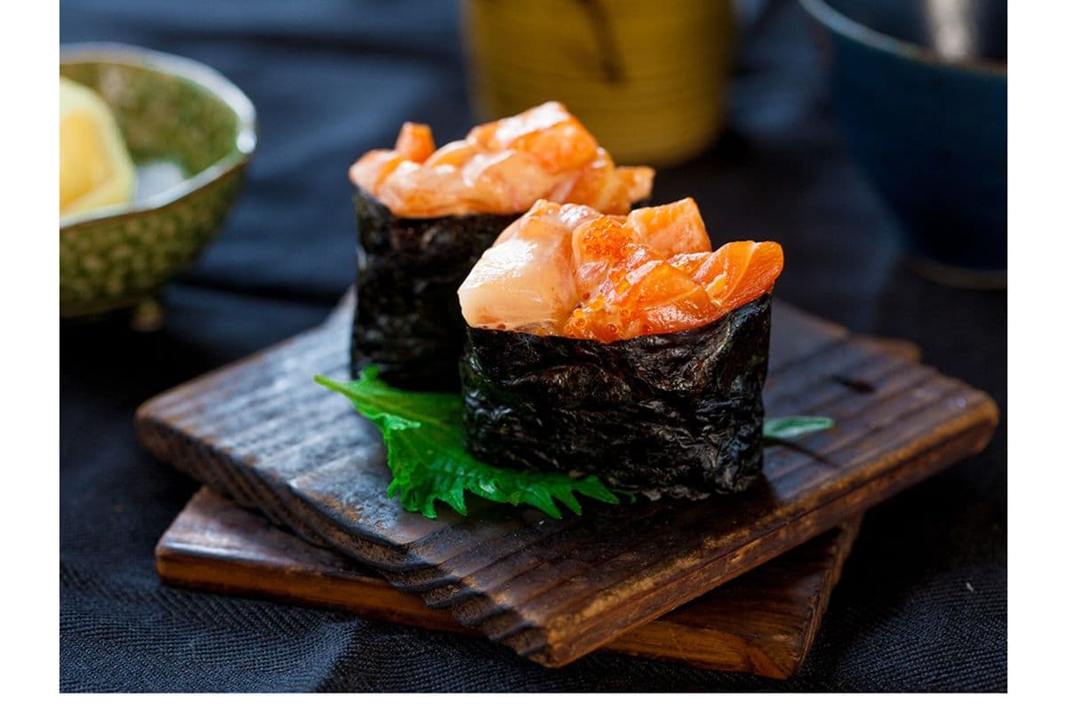 Spicy Salmon Sushi (2pcs)