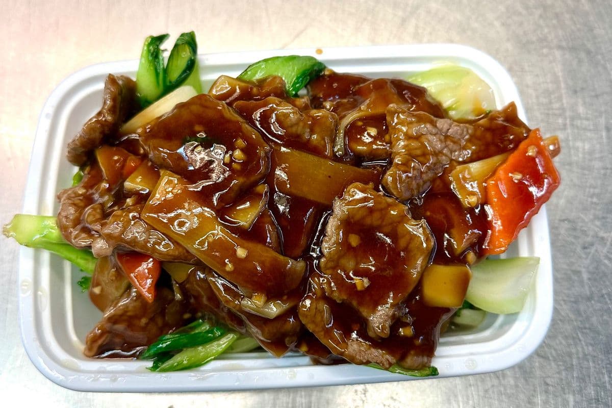 B12. Boeuf sauté avec brocoli chinois / Beef Sauteed with Chinese Broccoli