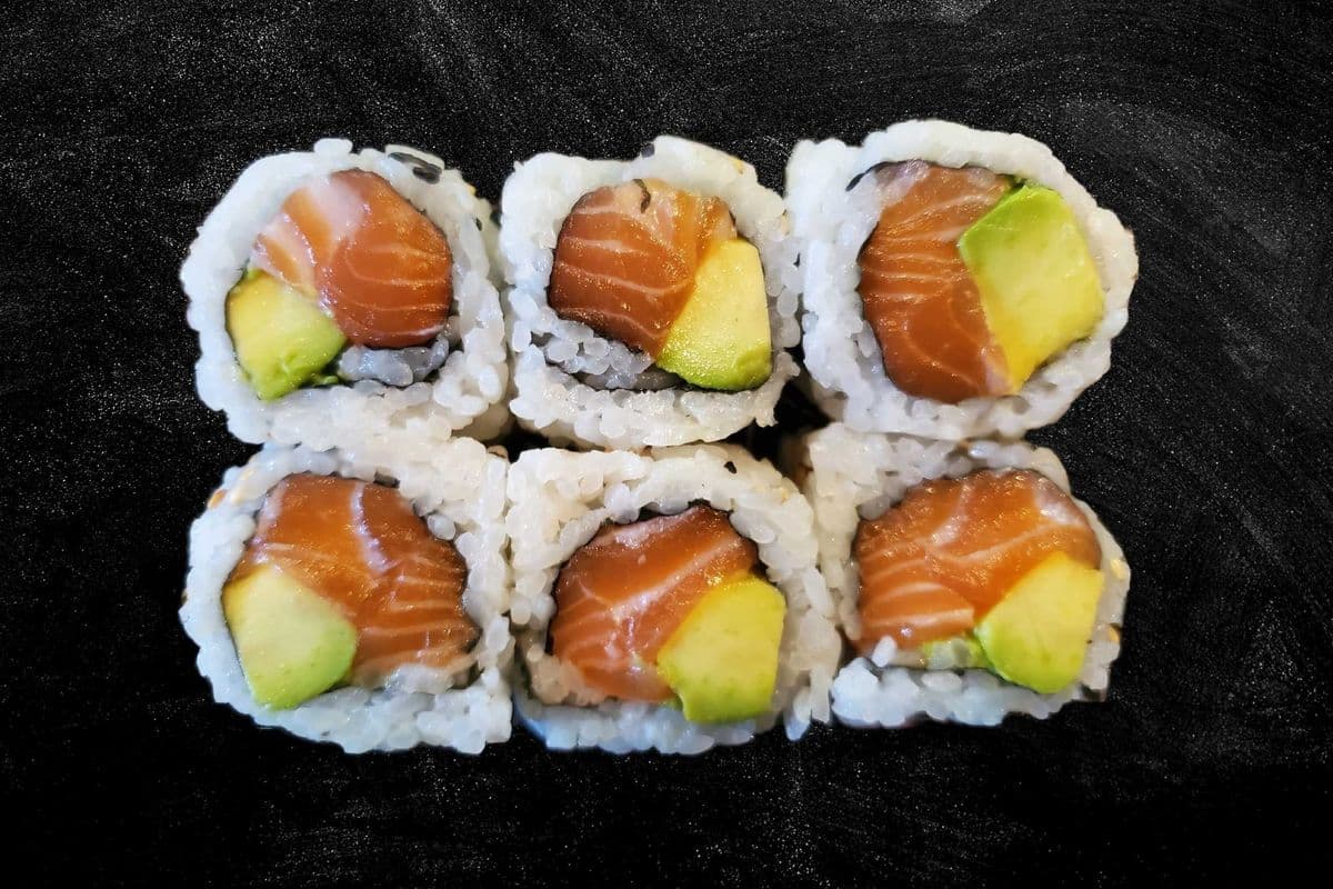 Salmon Avo Roll (6 pcs)
