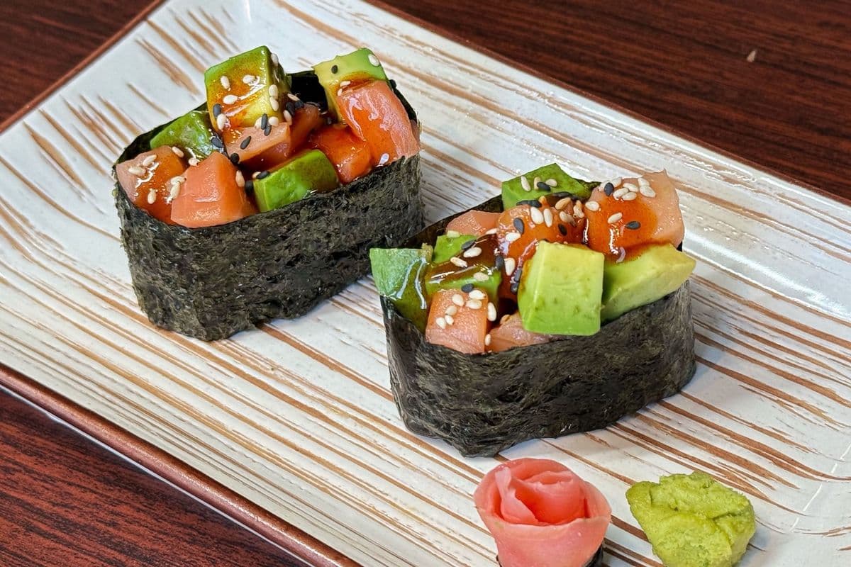 Salmon/tuna poke nigiri (2 pcs)