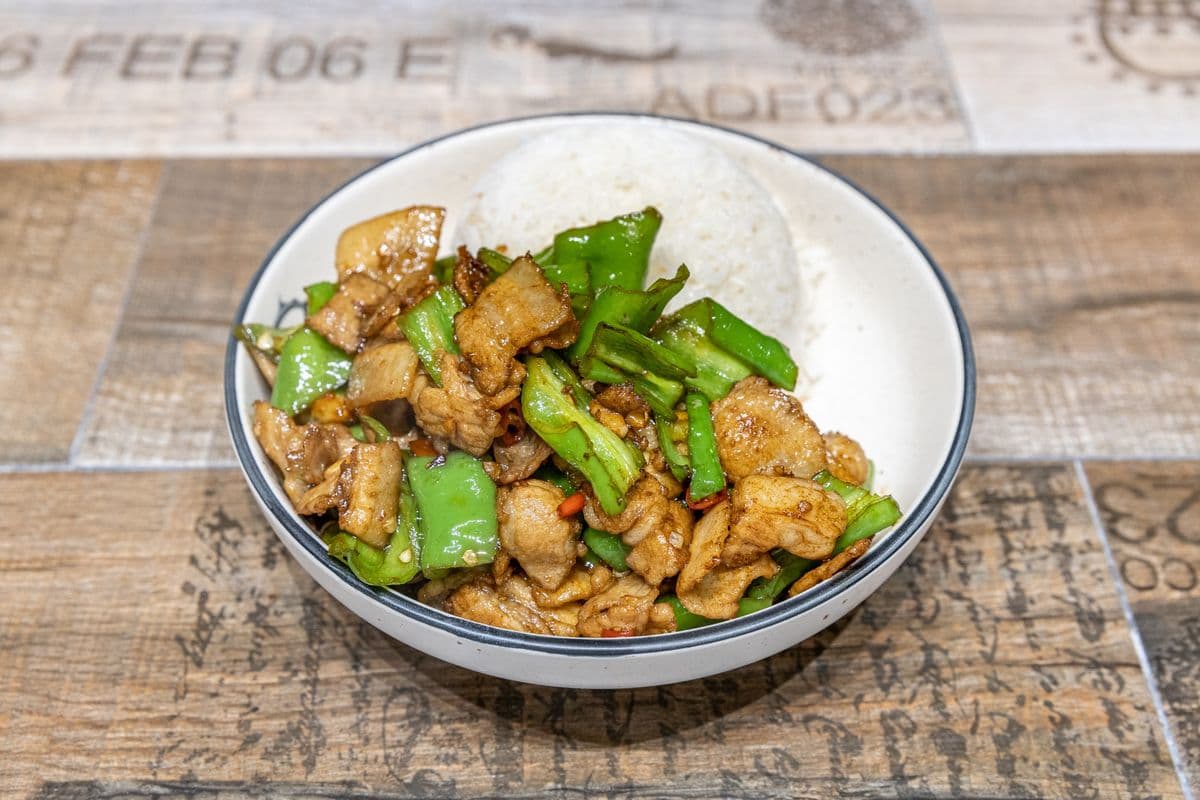 农家小炒肉盖饭（辣）Stir Fried Pork and Green Pepper Rice Bowl (Spicy)