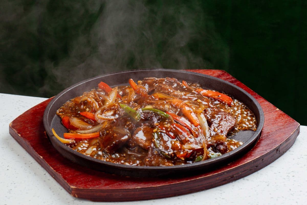 Sizzling Steak with Black Pepper Sauce or Peking Sauce 黑椒鐵板牛柳(或中式)