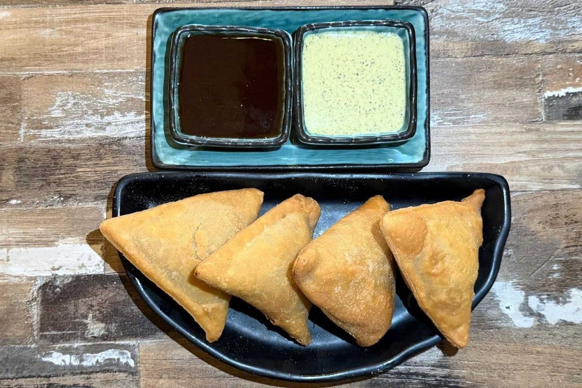 Veg Samosa Chutney 4pcs