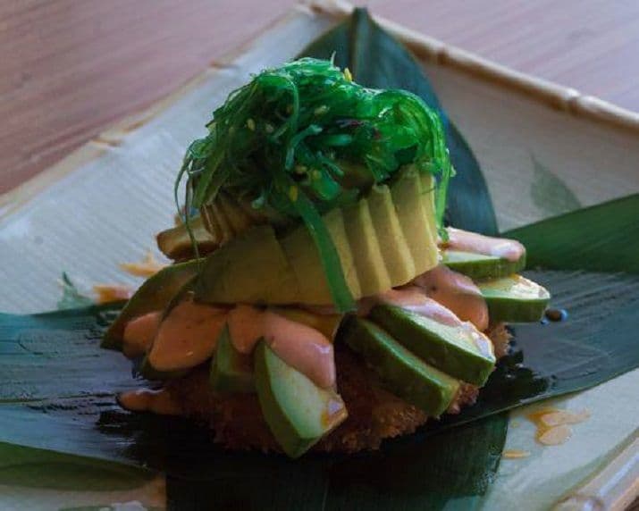 38. Avocado Seaweed Pizza Sushi (6 pcs)