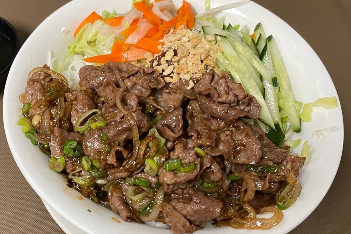 B9. Stir Fried Lemongrass Beef on Vermicelli / Bún Bò Xào