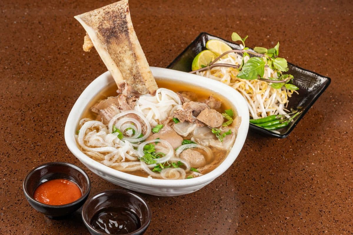 121 - House Special Bone Marrow Noodle Soup (火车头特色骨髓牛肉粉)