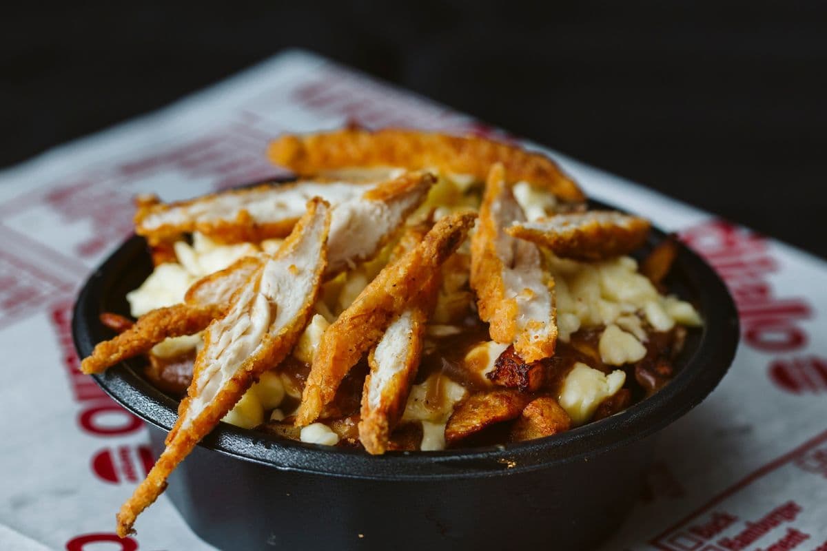 Poutine moyenne au poulet pané