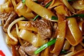 Beef Chow Fun with Bean Sprout 乾炒牛河