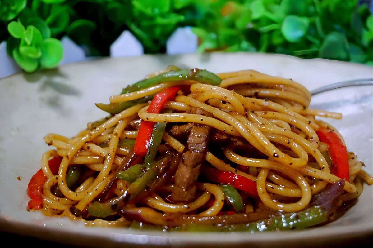 50. Thick Noodles with Beef and Black Pepper 黑椒牛粗面