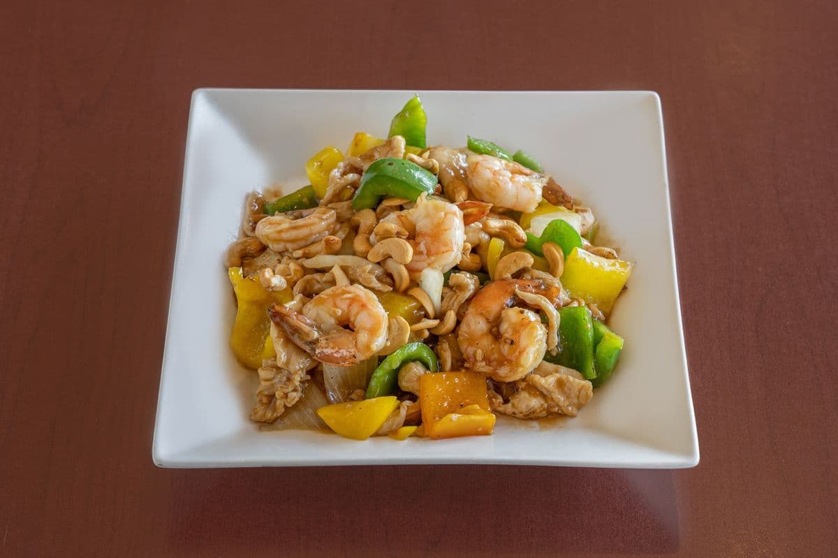 54. Poulet et crevettes avec noix d’acajou / Chicken and Shrimp with Cashews