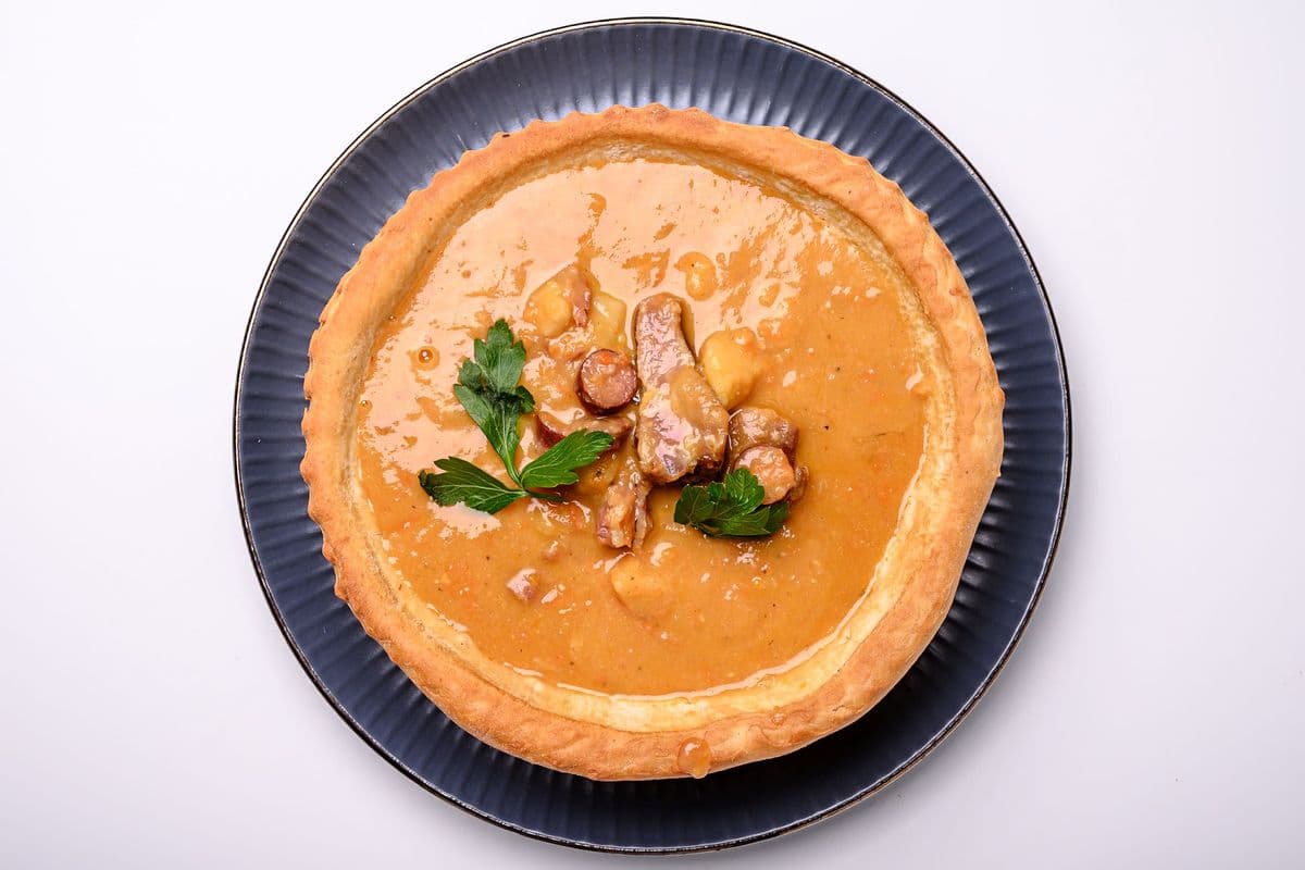 YELLOW PEA CREAM-SOUP with Pork Smoked Ribs in Bread Plate (450g) (80 Cal)