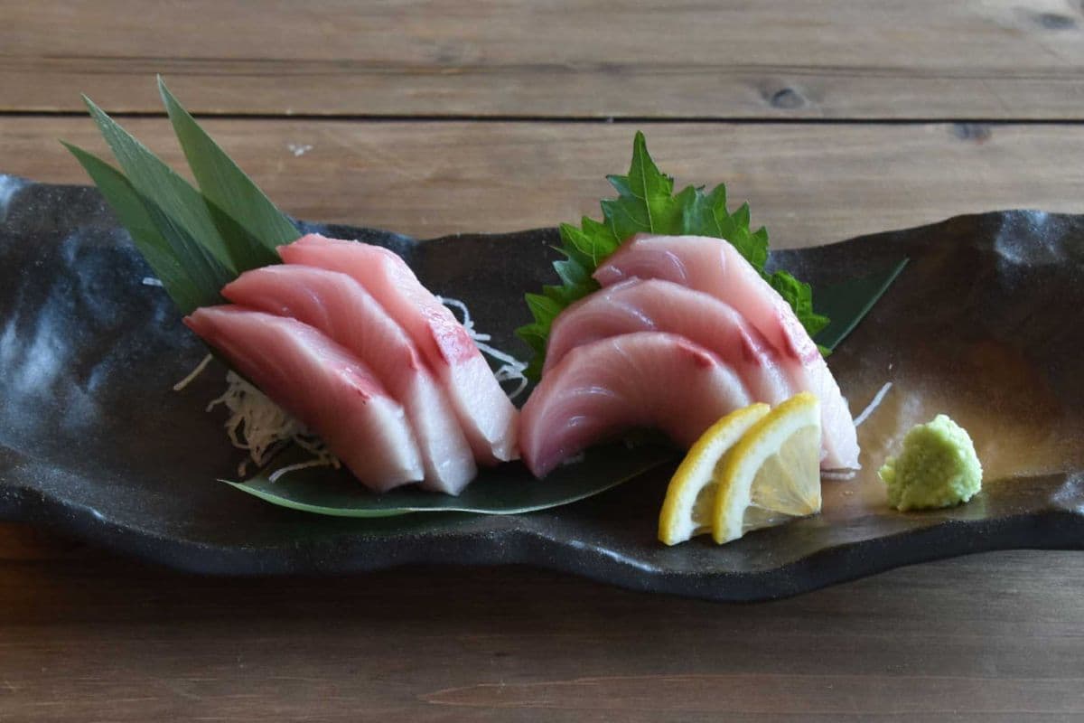 Hamachi (Yellowtail) Sashimi (6 pcs)