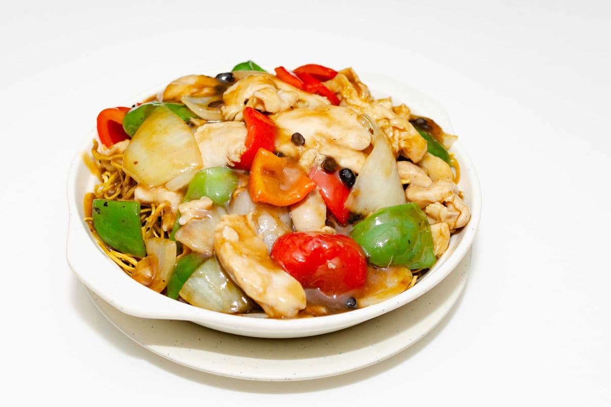 092 Chow Mein with Chicken in Black Bean Sauce 豉椒雞球炒麵