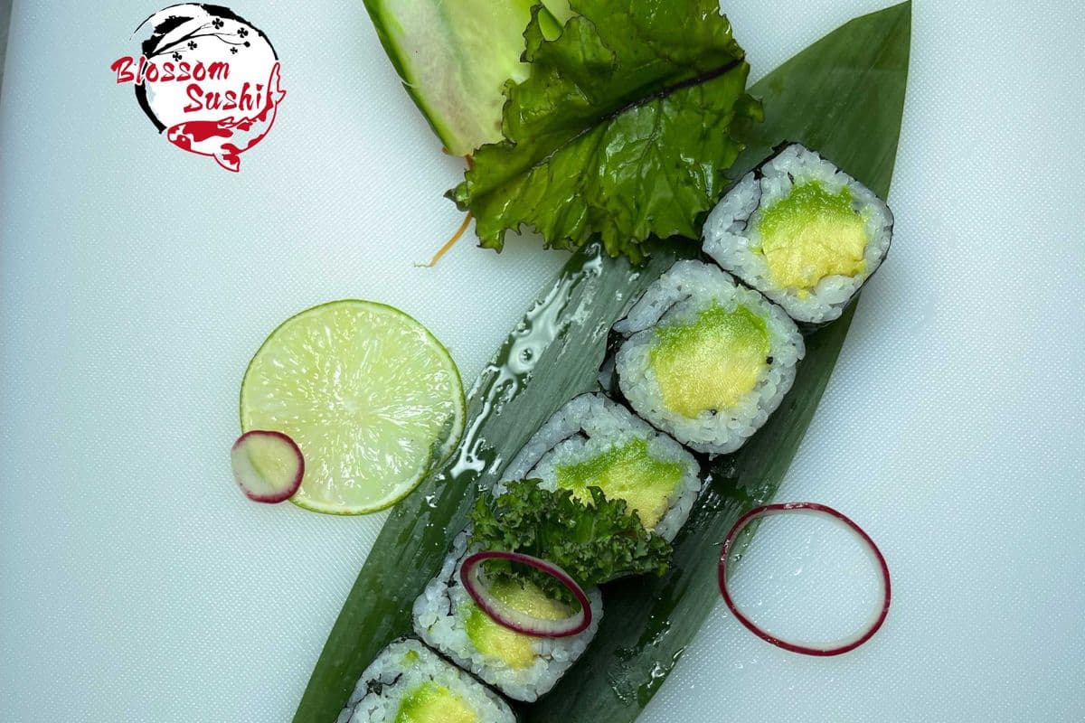Avocado Roll (6pcs)