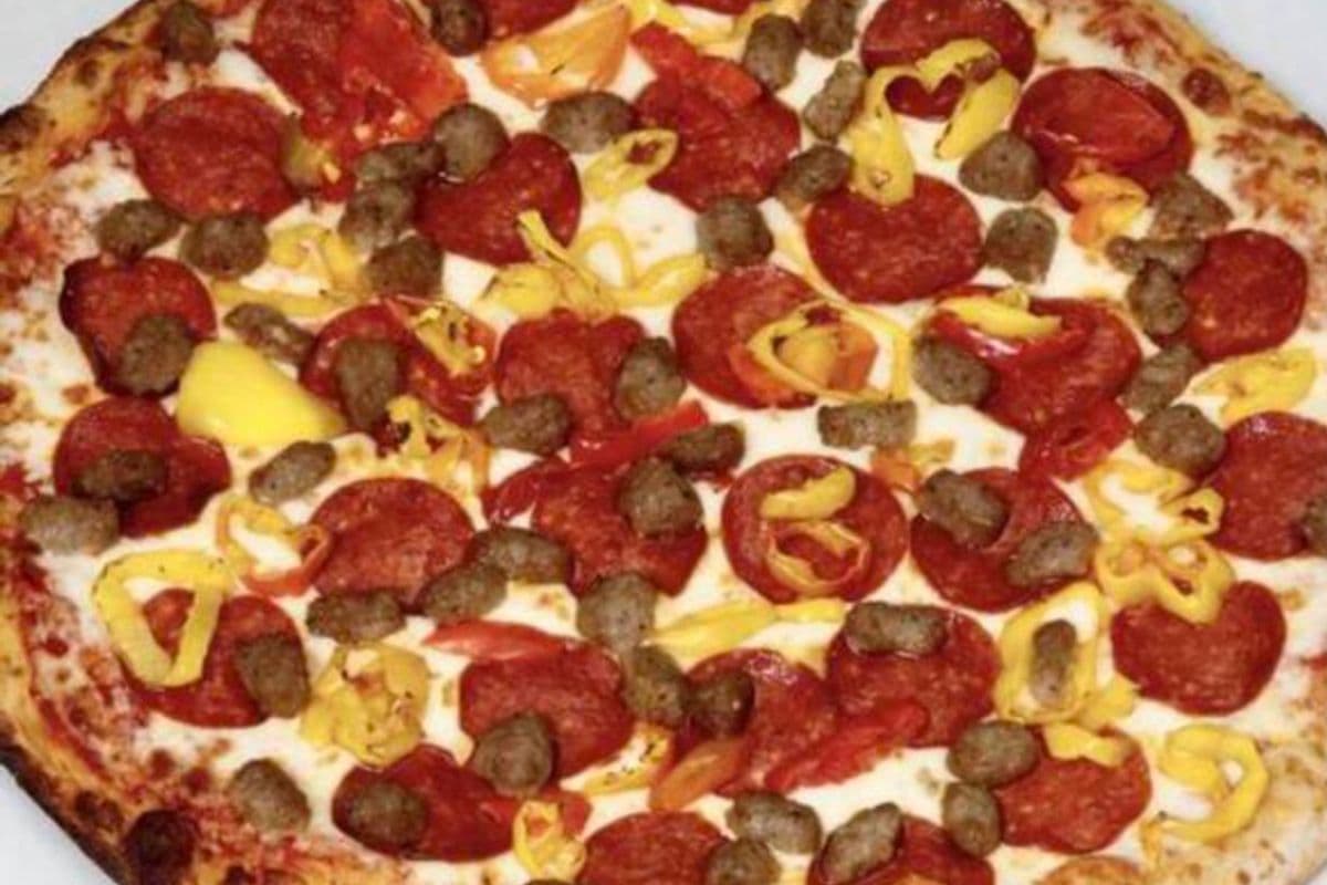 Mega Reginos Spicy Deluxe Pizza