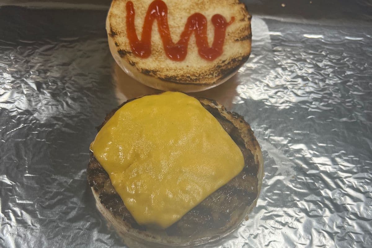 Home Cheeseburger (7oz)