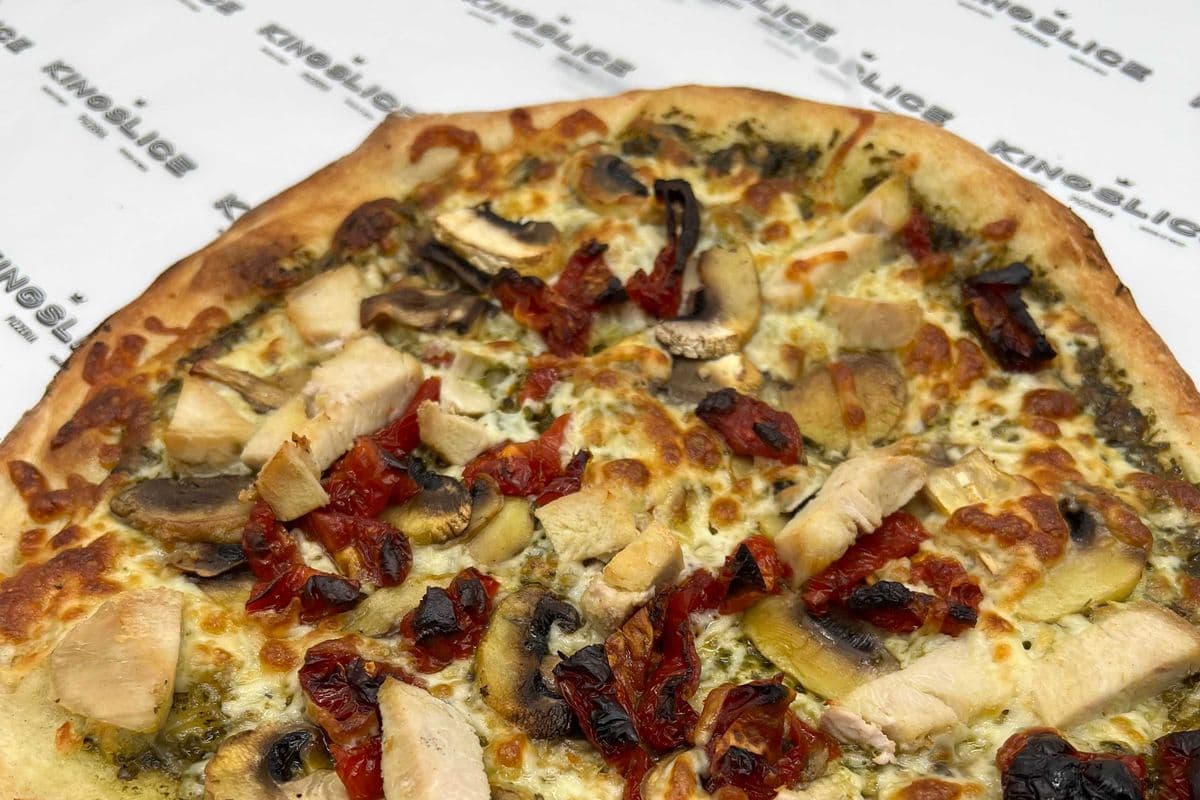 Medium Pollo Al Basilico Pizza