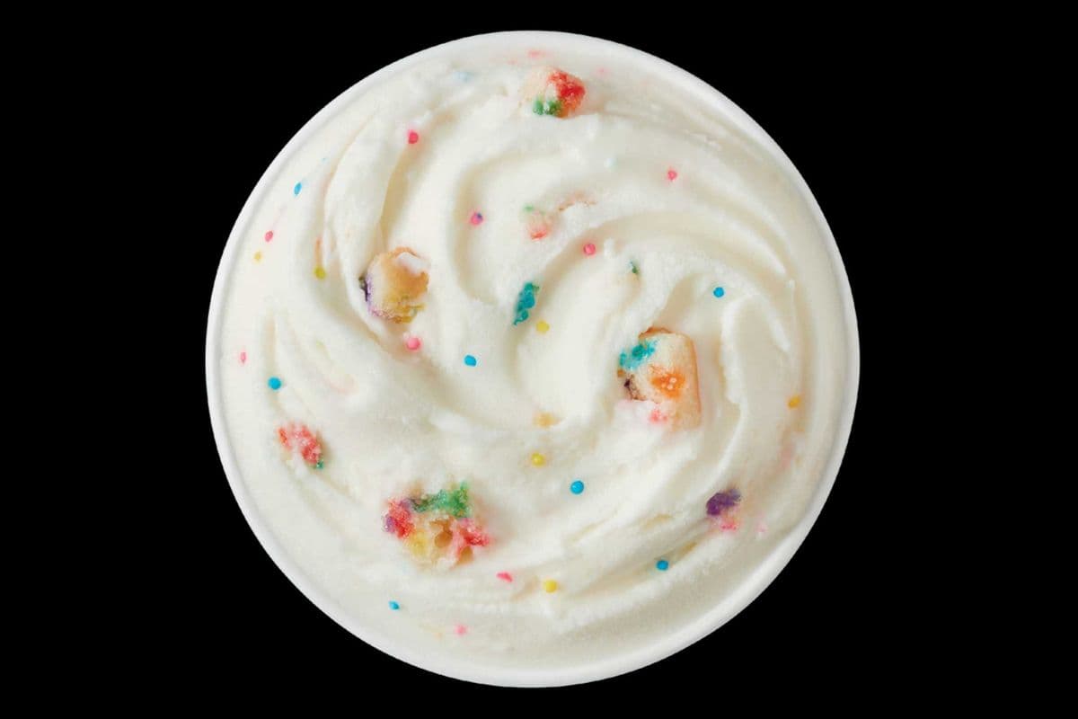 Dessert BlizzardMD aux Morceaux de Gâteau et Confettis / Confetti Cake Blizzard® Treat
