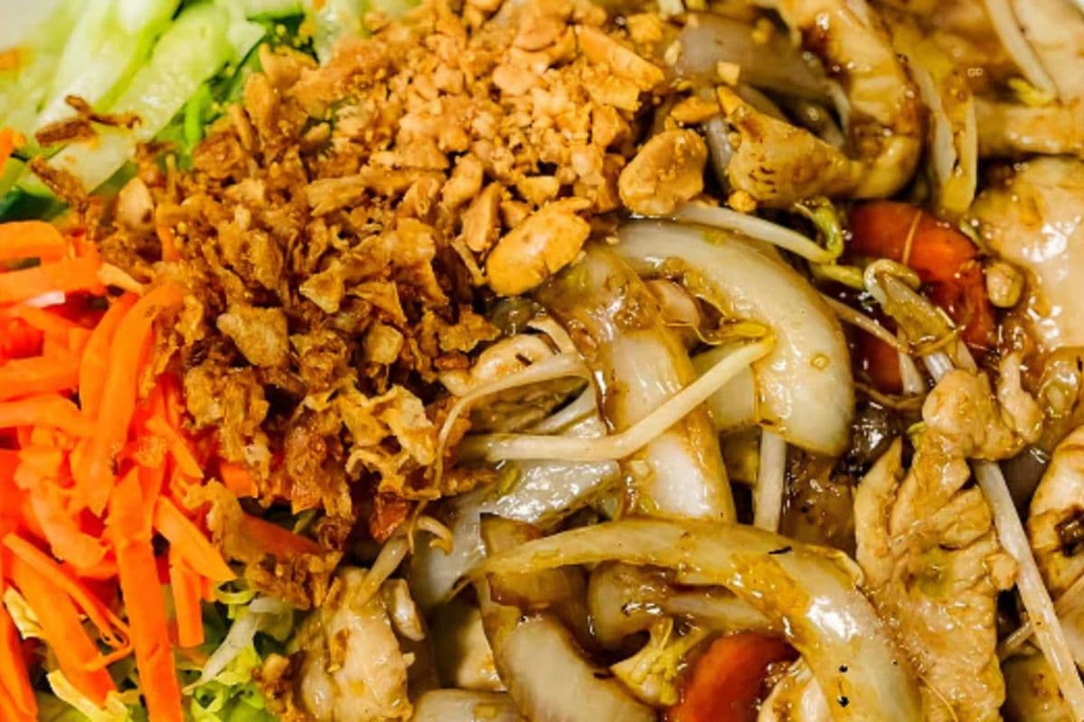 42. Stir-Fried Chicken with Onion and Lemongrass on Vermicelli