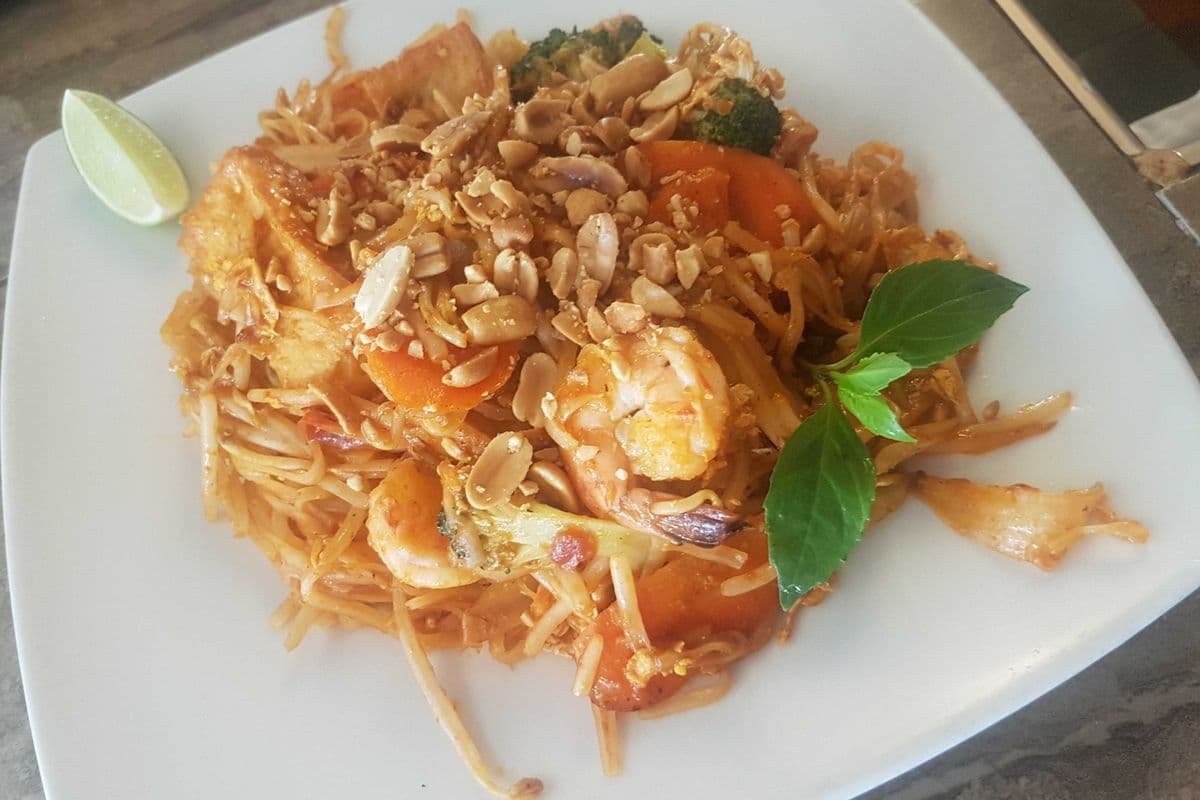S15. Shrimp Pad Thai. (Crushed peanut)