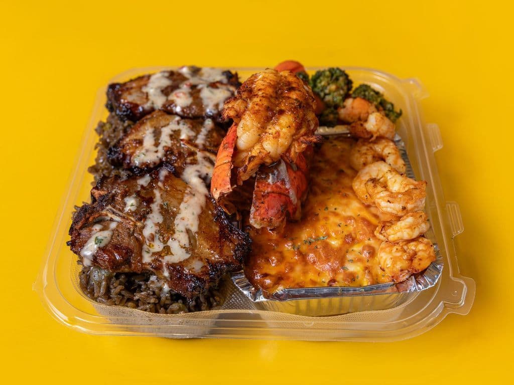 Honey Garlic Lambchops (3) + Homard + Crevette + Riz Djondjon + Mini-Mac & Cheese + Légume Sauté + Aïoli/White Sauce