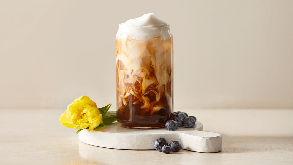 Blueberry Iced Latte / Latté glacé aux bleuets