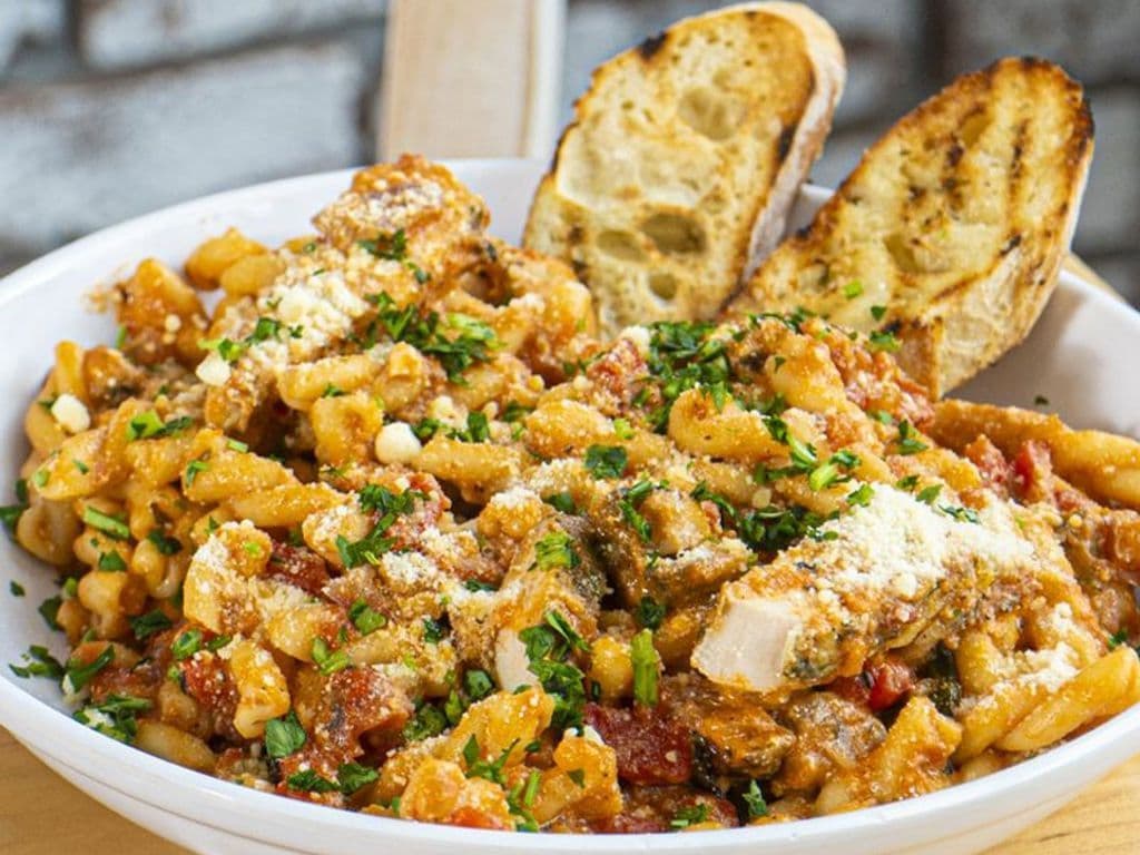 Chicken Skioufikta Pasta