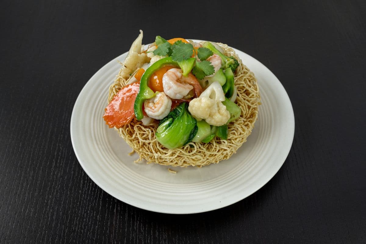 607. Crispy Chow Mein with Seafood and Vegetables