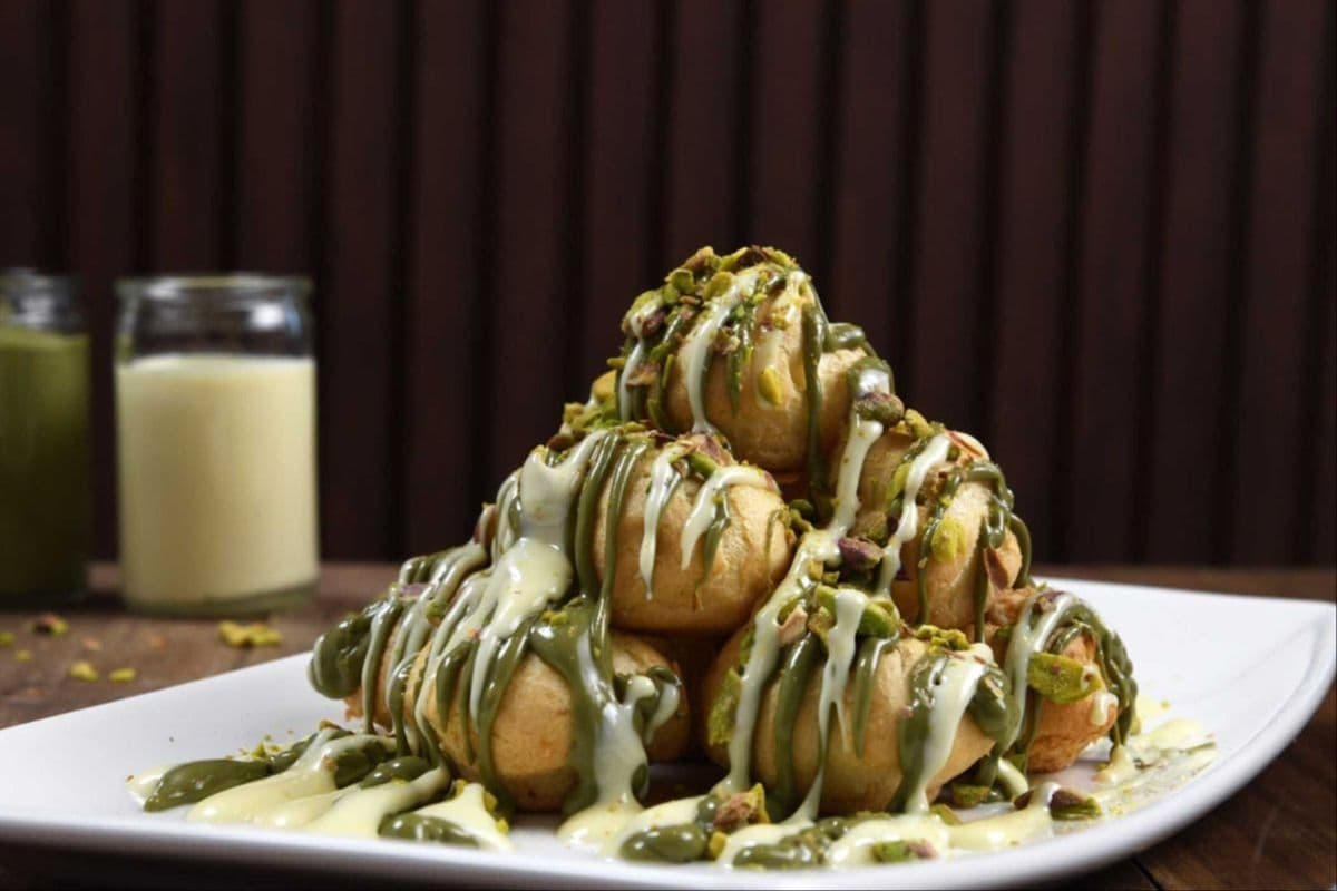 Pistachio Eclair