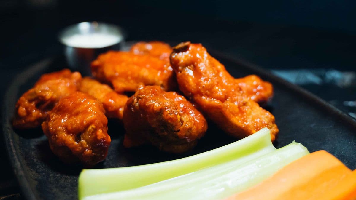 1lb Wings, Veggies, and Dip