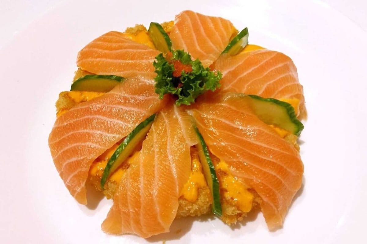 A19. Salmon Sushi Pizza (6 pcs)