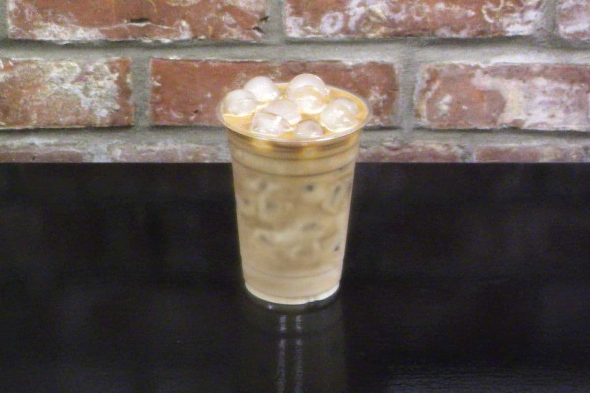 latte glacé avec lait d'amande végane (16 onces) / iced latte with vegan almond milk (16 ounces)