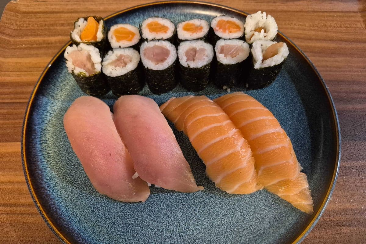 Tuna and Salmon Combo (16 pcs)