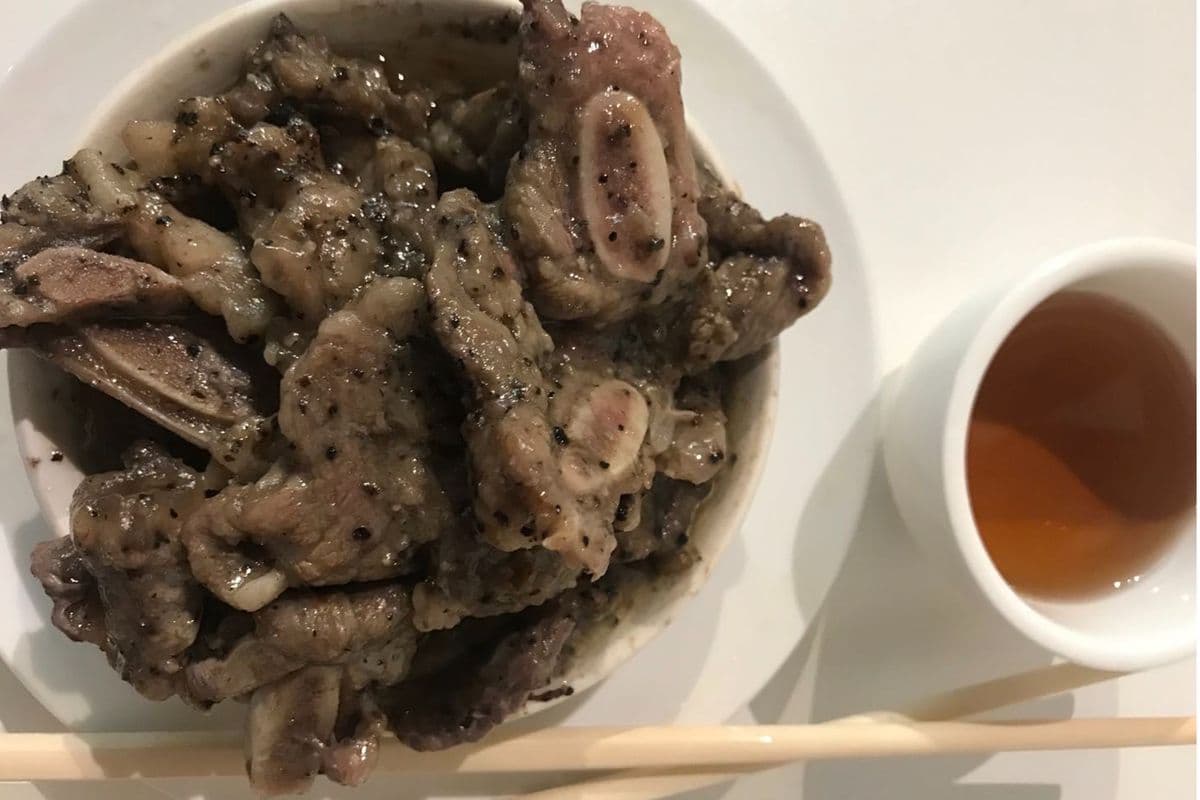 15. Côtes de boeuf cuites à la vapeur avec sauce au poivre noir / Steamed Beef Short Ribs with Black Pepper Sauce