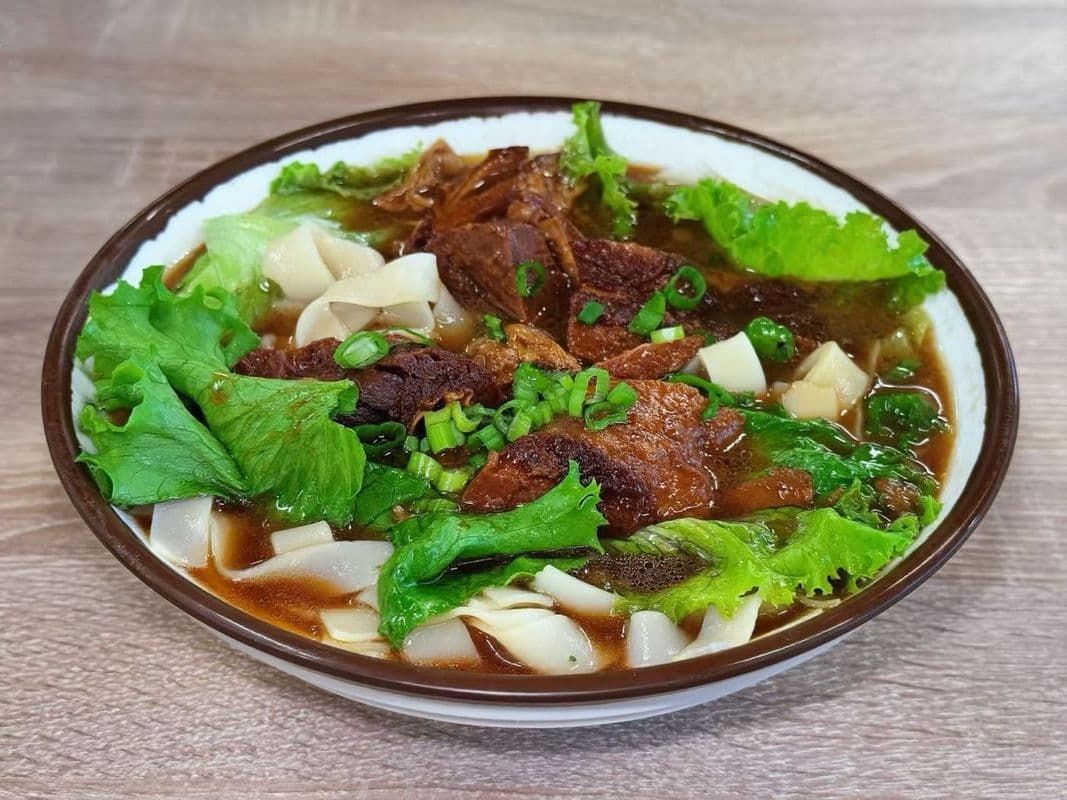 NS3 NOUILLES DE RIZ EN SOUPEAU BOEUF BRAISE MAISON - 牛腩汤河粉