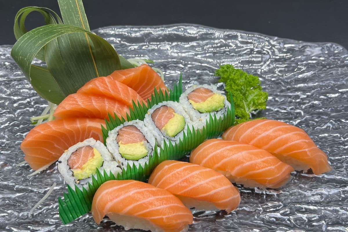 N7. Salmon Sashimi and Sushi Combo (12pcs)