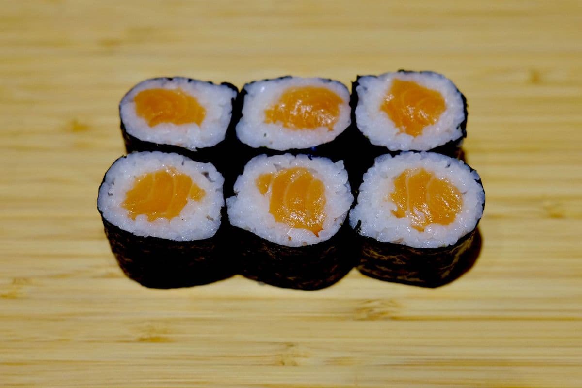 Salmon Maki (6 pcs)