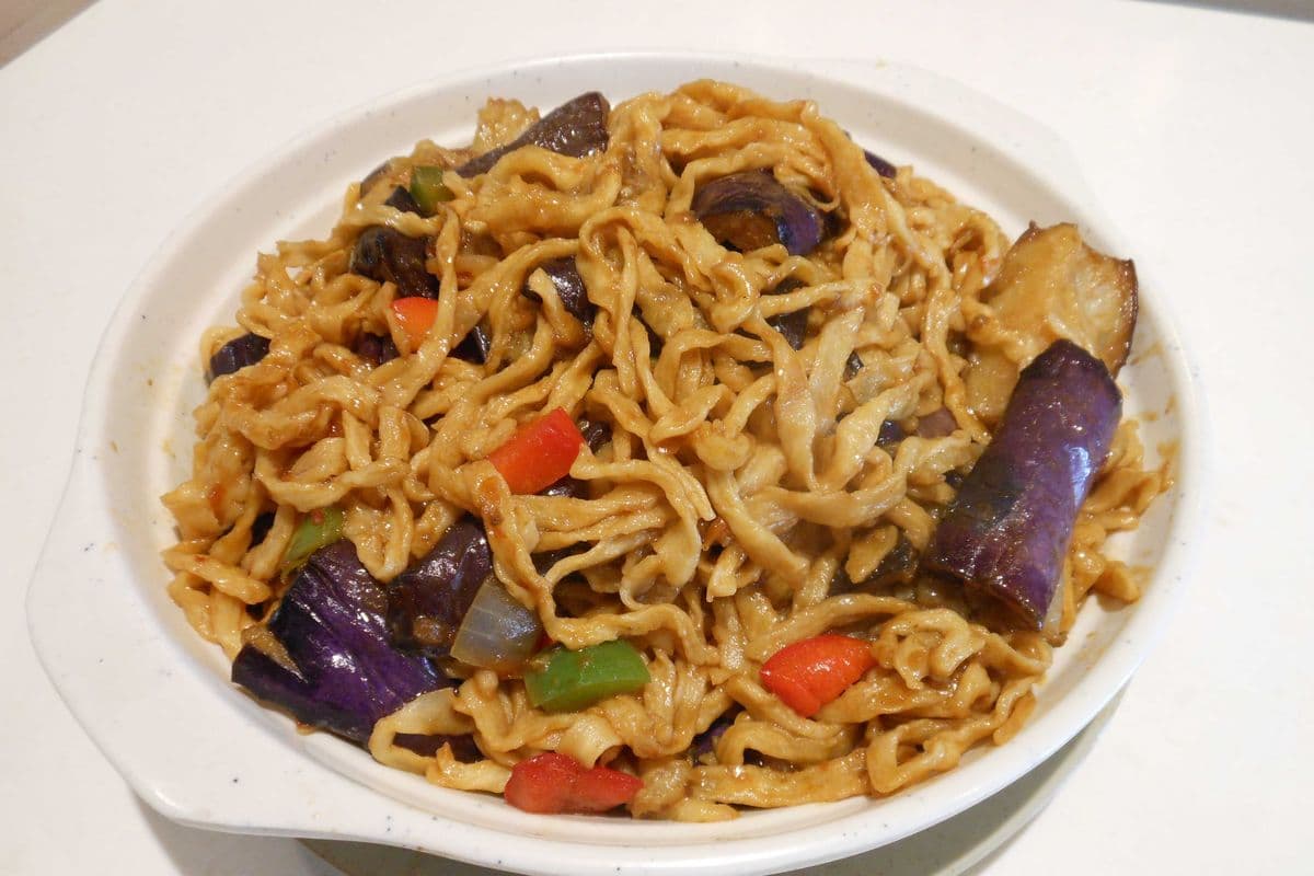Braised E-Fu Noodle with Eggplants in Spicy Bean Sauce 魚香茄子炆伊麵