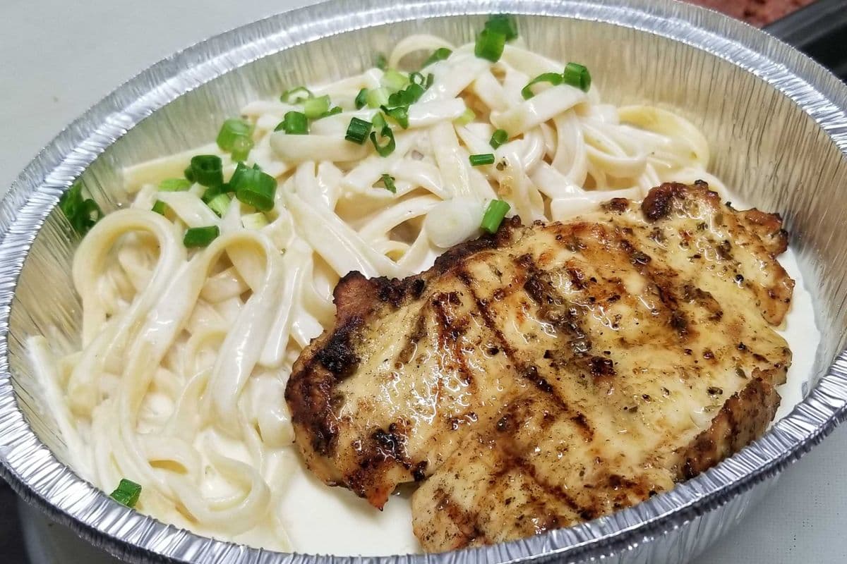 Filet de poulet Avec fettuccine Alfredo.