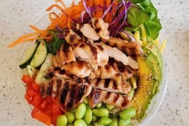 Bol poké au poulet grillé