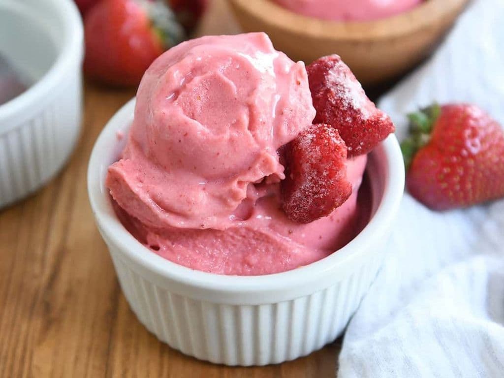 BIRCHWOOD STRAWBERRY FROZEN YOGURT 1L