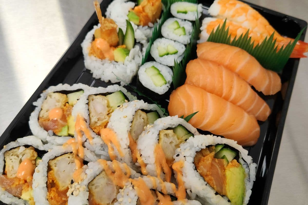 L3. Spicy salmon Dyna Lunch Combo (21pcs)