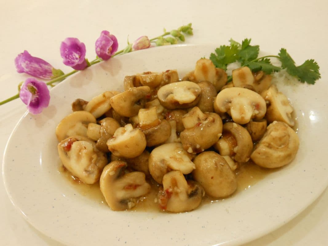 Sauteed Mushroom and Bacon Bits with Garlic and Butter 蒜香牛油包蘑菇配煙肉蓉
