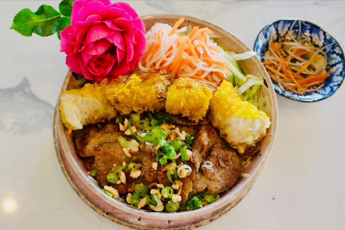 V2. Grilled Pork and Spring Roll with Vermicelli / 燒豬肉,春卷米粉 / 구운 돼지고기 & 스프링롤 비빔국수