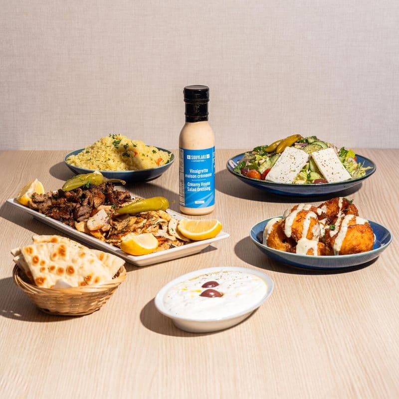 Une table pleine de bouffe / A table full of food